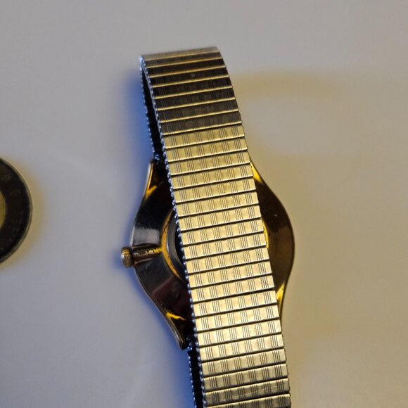 Vintage Timex Gold-Tone Expansion Watch – Classic Elegance - Picture 7 of 11